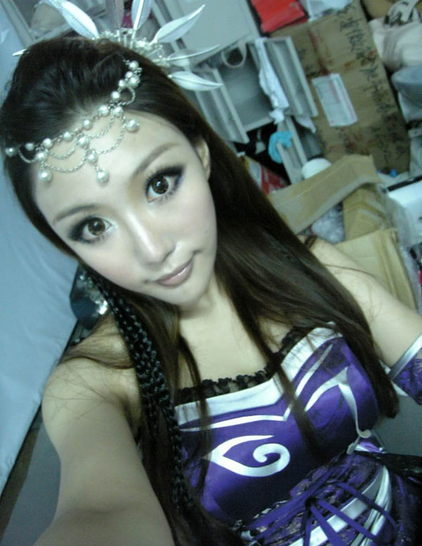 สาวคอสเพลย์ในชุดม่วงสุดแสนเซ็กซี่