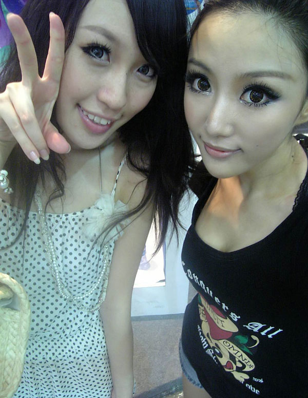 สาวคอสเพลย์ในชุดม่วงสุดแสนเซ็กซี่