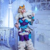 คอสเพลย์สาวน้ำแข็ง Crystal Maiden ในเกม DOTA 2 จาก Catiecosplay