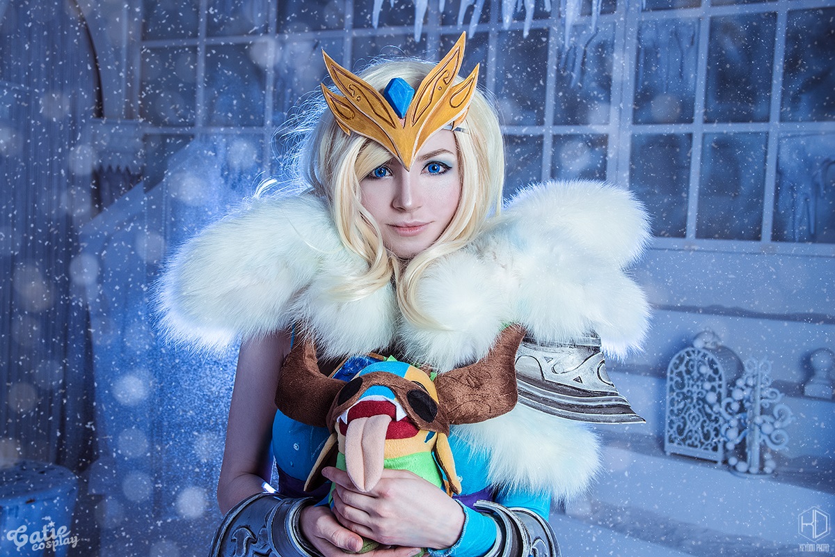 คอสเพลย์สาวน้ำแข็ง Crystal Maiden ในเกม DOTA 2 จาก Catiecosplay