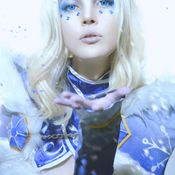คอสเพลย์สาวน้ำแข็ง Crystal Maiden ในเกม DOTA 2 จาก KsanaStankevich