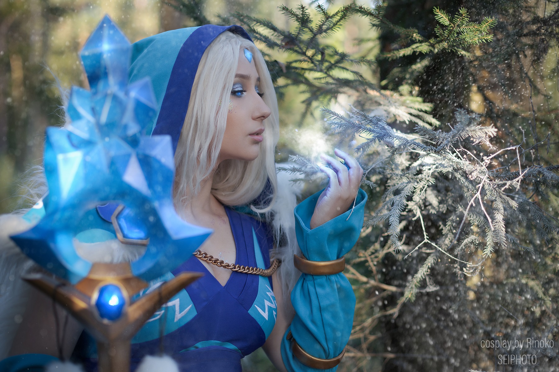 คอสเพลย์สาวน้ำแข็ง Crystal Maiden ในเกม DOTA 2 จาก RinokoCosplay