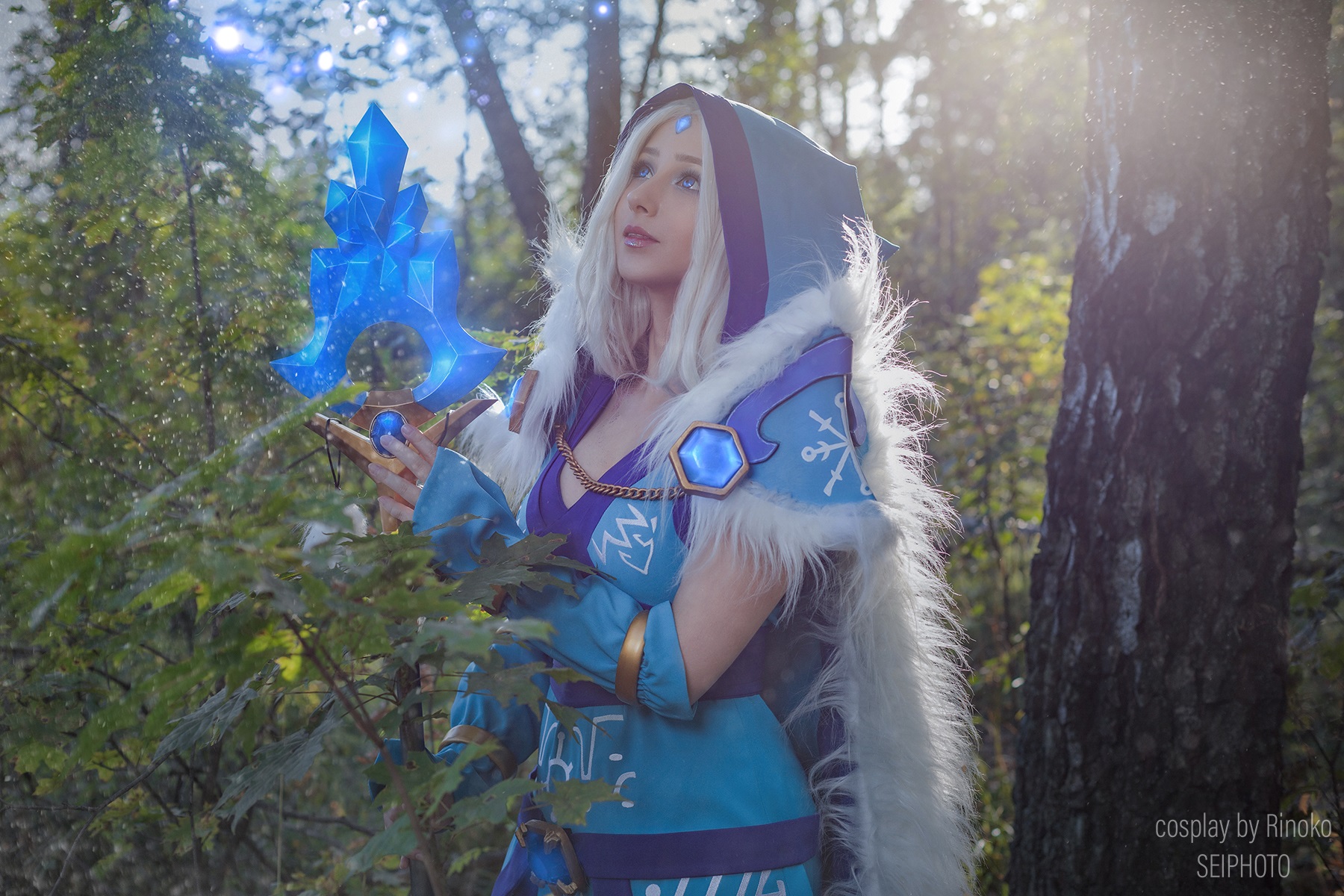 คอสเพลย์สาวน้ำแข็ง Crystal Maiden ในเกม DOTA 2 จาก RinokoCosplay