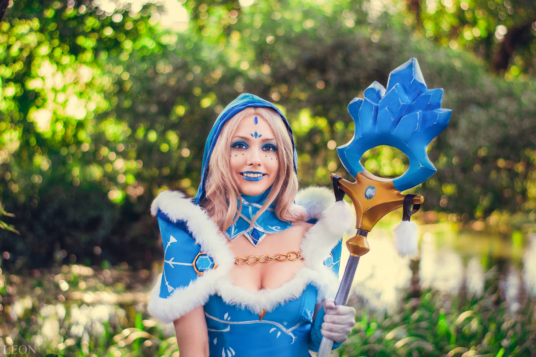 คอสเพลย์สาวน้ำแข็ง Crystal Maiden ในเกม DOTA 2 จาก WikaSimpson