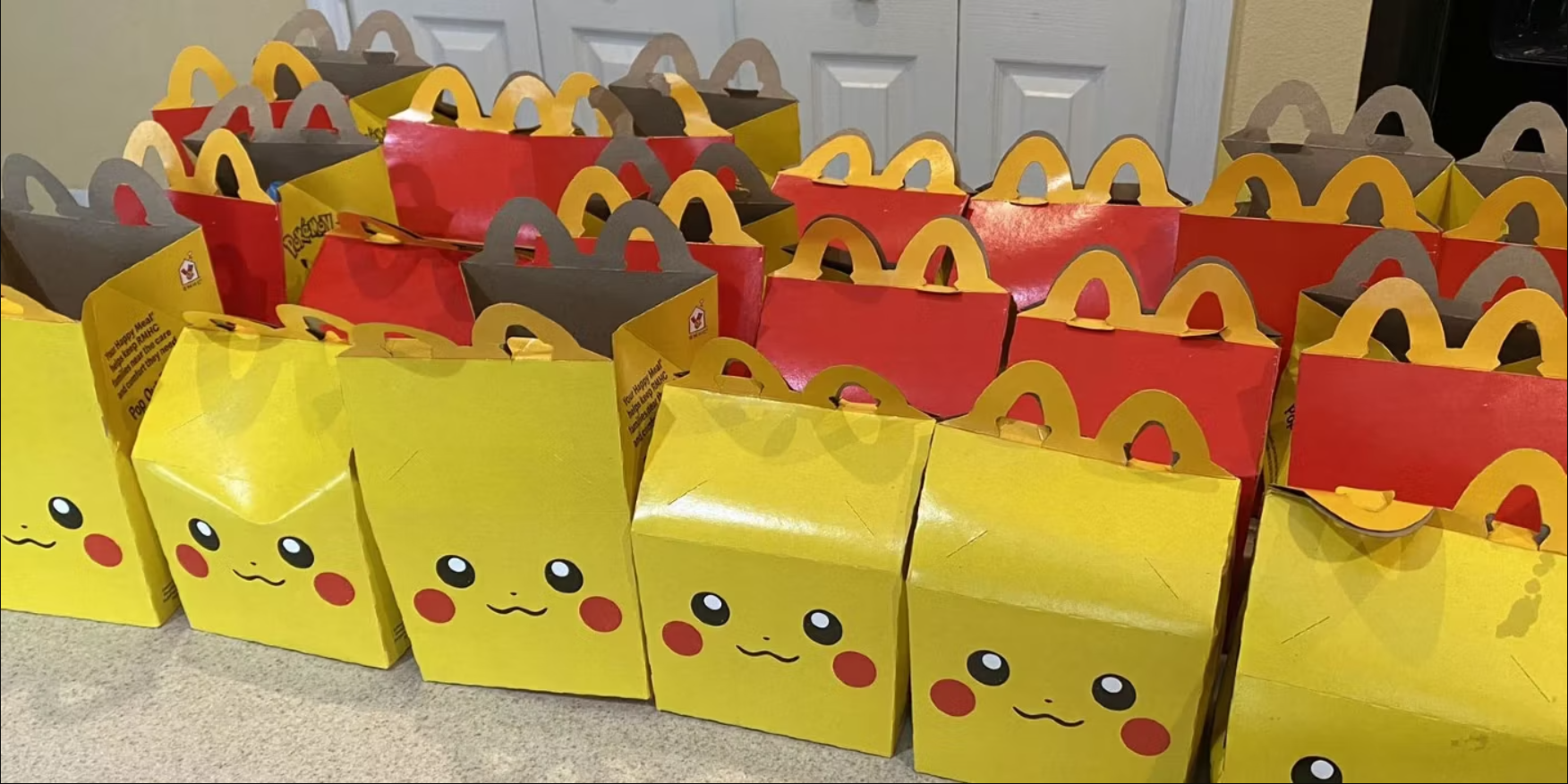พนักงาน McDonald ถูกตำรวจรวบตัว หลังจับได้ว่าขโมยการ์ด Pokemon จาก Happy Meal มากกว่า 200 ใบ