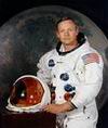 วันเกิด  นีล อาร์มสตรอง นักบินอวกาศชาวอเมริกันและมนุษย์คนแรกที่เหยียบพื้นผิวดวงจันทร์
