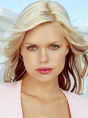 Sophie Monk (โซฟีย์ มั้งค์)