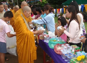 ตักบาตรเทโว ประวัติความเป็นมาวันตักบาตรเทโว