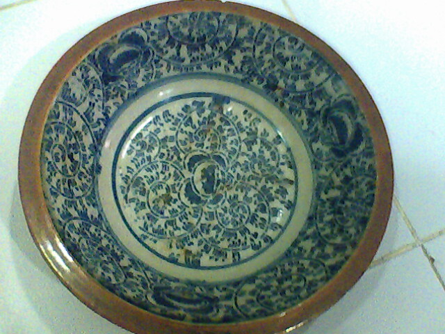 อยากทราบอายุ ชามสังคโลก หรือ สถานที่ชุมนุมวัตถุโบราณค่ะ