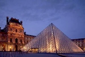 พิพิธภัณฑ์ ลูฟว์ (Louvre Museum) เปิดให้บริการประชาชน