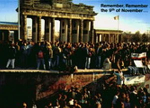 รัฐบาลคอมมิวนิสต์ของเยอรมนีตะวันออกเริ่มทะลายกำแพงเบอร์ลิน