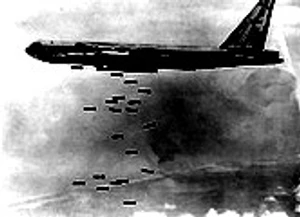 ประธานาธิบดี ริชาร์ด นิกสัน สั่งให้ส่งเครื่องบินทิ้งระเบิดแบบ บี-52 ไปทิ้งระเบิดโจมตีเวียดนามเหนือ