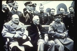 นายกรัฐมนตรี วินสตัน ประธานาธิบดีรูสเวลล์ และผู้นำของสหภาพโซเวียด พบปะกันในการประชุมที่ยัลตา