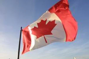 ธงชาติใหม่ของประเทศแคนาดาได้รับการเชิญขึ้นสู่ยอดเสาเป็นครั้งแรก ณ Parliament Hill