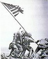 นาวิกโยธินสหรัฐฯ ปักธงชาติลงบนยอดเขา Surabachi เพื่อฉลองชัยหลังการเข้ายึดเกาะอิโวจิมา