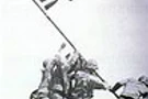 นาวิกโยธินสหรัฐฯ ปักธงชาติลงบนยอดเขา Surabachi เพื่อฉลองชัยหลังการเข้ายึดเกาะอิโวจิมา