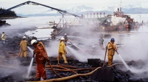 เรือขนน้ำมัน แอกซอน วัลเดซ (Exxon Valdez) เกยตื้นบริเวณชายฝั่ง ปรินส์ วิลเลียม ซาวนด์