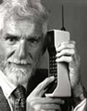 โทรศัพท์มือถือเครื่องแรกถูกผลิตขึ้น