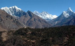 เทือกเขาหิมาลัยด้านทิศใต้ยอดเขาเอเวอเรสต์ได้รับประกาศให้เป็นอุทยานแห่งชาติซาการ์มาธา