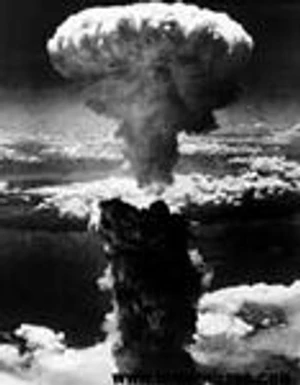 สหรัฐอเมริกาทิ้งระเบิดปรมาณูลูกแรกในสงครามโลกครั้งที่สอง