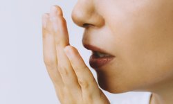 5 สาเหตุ "กลิ่นปาก" และวิธีรักษาด้วยตัวเองอย่างได้ผล