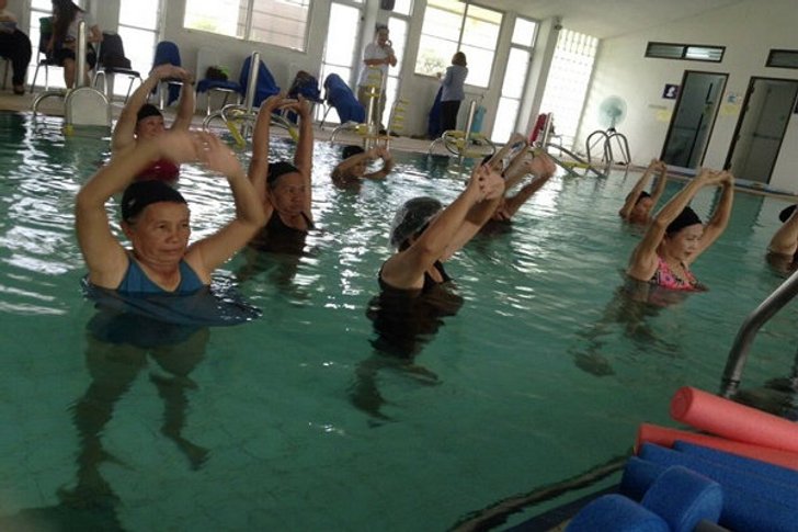 ′ธาราบำบัด′รักษาข้อเข่าเสื่อมผู้สูงวัย