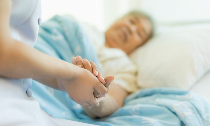 แพทย์เตือน! ผู้สูงอายุเสี่ยงไข้หวัดใหญ่-ปอดบวม หากรุนแรงอาจถึงชีวิต