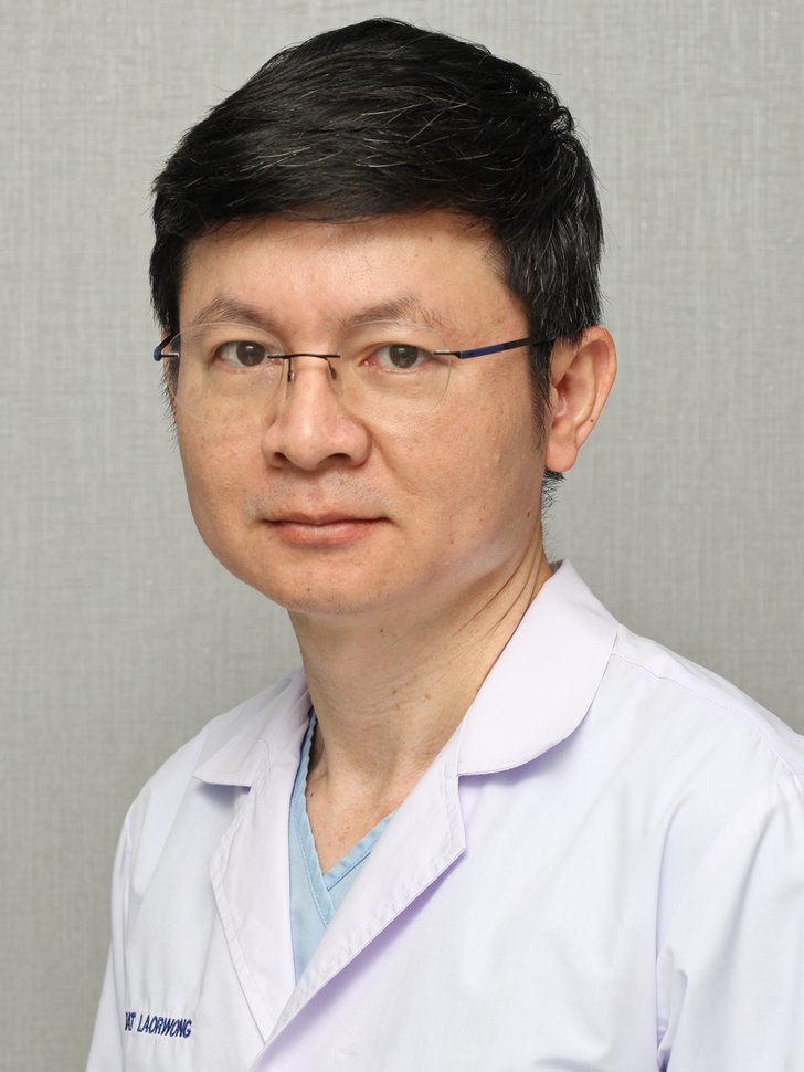 นพ.ก้องเกียรติ ลออวงศ์ แพทย์ผู้เชี่ยวชาญด้านเส้นผมและหนังศีรษะ จาก Absolute Hair Clinic doctor-hair