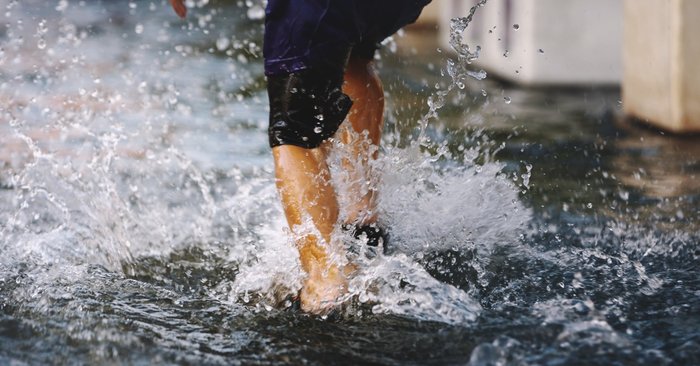 น้ำท่วม ระวัง "น้ำกัดเท้า" อาการ และวิธีรักษาด้วยตัวเอง