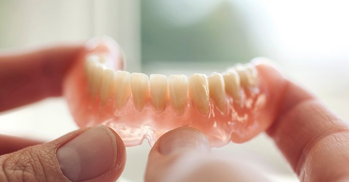 7 วิธีดูแล "ฟันเทียม" ที่ถูกต้อง