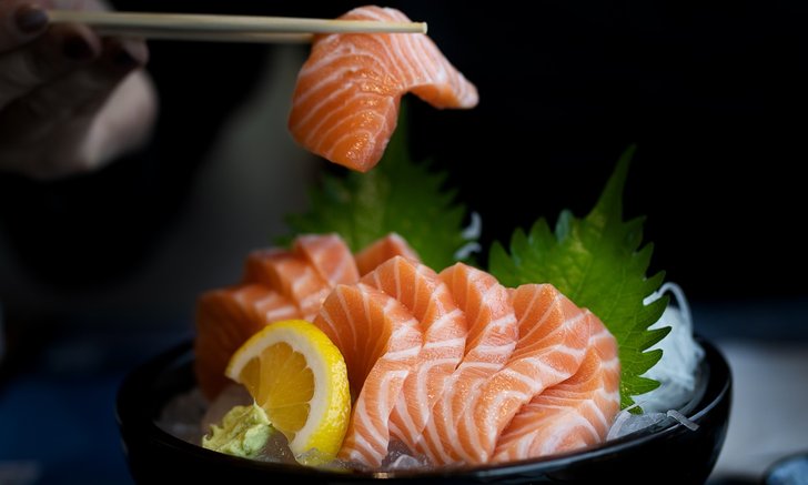 ปลาแซลมอน กับ 5 ประโยชน์ และอันตรายที่ควรรู้ก่อนกิน