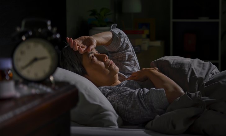 3 สาเหตุที่ทำให้เรา "นอนไม่หลับ" และวิธีลดความฟุ้งซ่านก่อนนอน