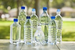 ดื่มน้ำให้ได้วันละ 8 แก้ว จำเป็นจริงหรือเรื่องหลอกลวง?