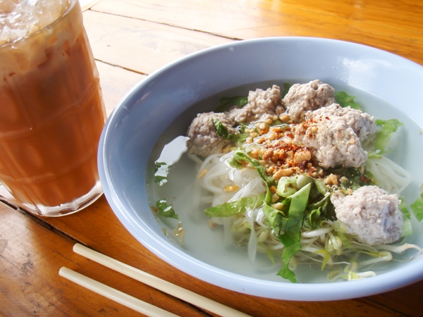 ก๋วยเตี๋ยวหมูสับน้ำใส 200 กรัม มีแคลอรี่ 140 Kcal