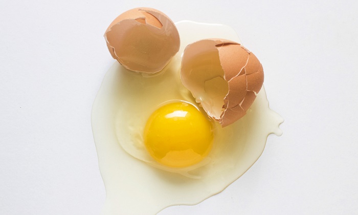 ไข่ดิบ มีประโยชน์ หรือให้โทษต่อร่างกายกันแน่?