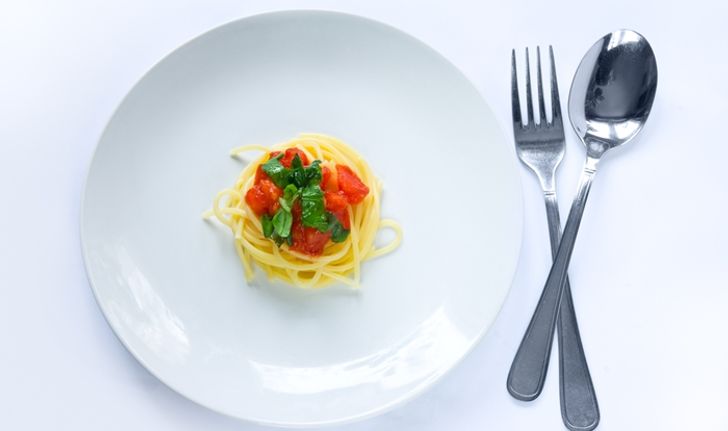 กินมื้อเล็กๆ 6 มื้อ VS งดมื้อเย็น แบบไหนลดน้ำหนักได้ดีกว่ากัน?