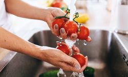 สารเคมีตกค้างในผักผลไม้ ล้างออกด้วยน้ำเปล่าหรือไม่?