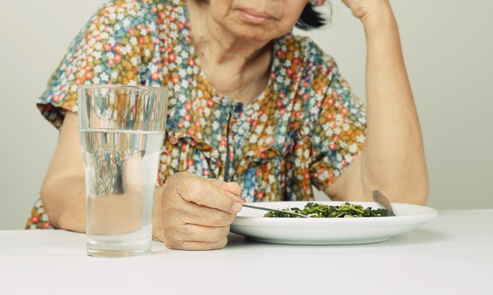 8 วิธีแก้อาการ "กลืนลำบาก" ในผู้สูงอายุ