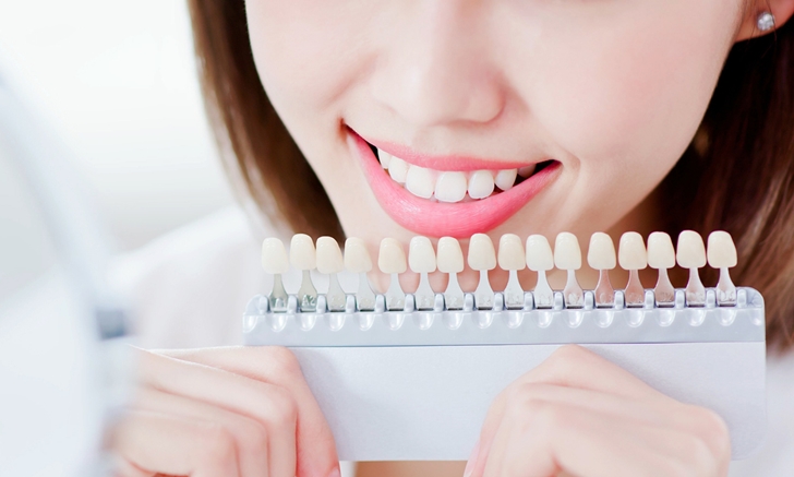7 สาเหตุ "ฟันเหลือง" และวิธีแก้ปัญหาด้วยการ "ฟอกสีฟัน"