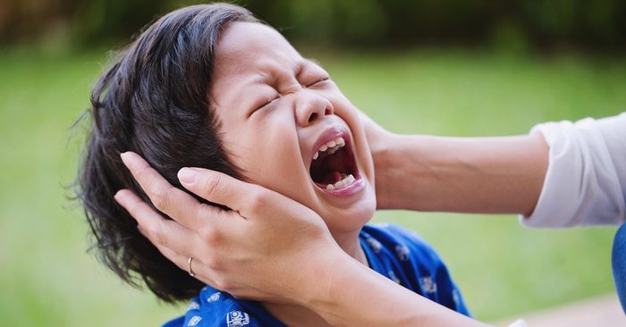 7 อาการผิดปกติหลังเด็ก “ล้มหัวฟาดพื้น” ควรให้หมอตรวจด่วน