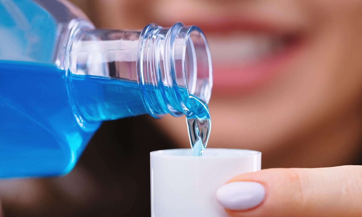 "น้ำยาบ้วนปาก" กับ 4 วิธีใช้แบบผิดๆ ที่อาจทำร้ายเหงือก-ฟันได้