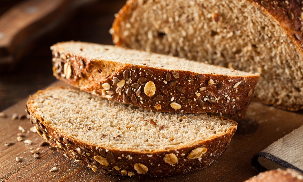 ประโยชน์ของ "ขนมปังโฮลวีท" และข้อควรระวังที่ควรรู้ก่อนกิน