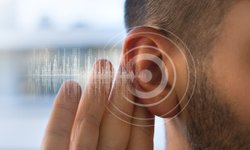 เคล็ดลับในการรักษาสุขภาพการได้ยิน และคุณสมบัติด้านการได้ยินบน AirPods, iPhone และ iPad