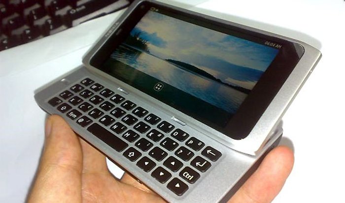 ภาพ Nokia N9 คู่ชก iPhone 4 โผล่ในจีน