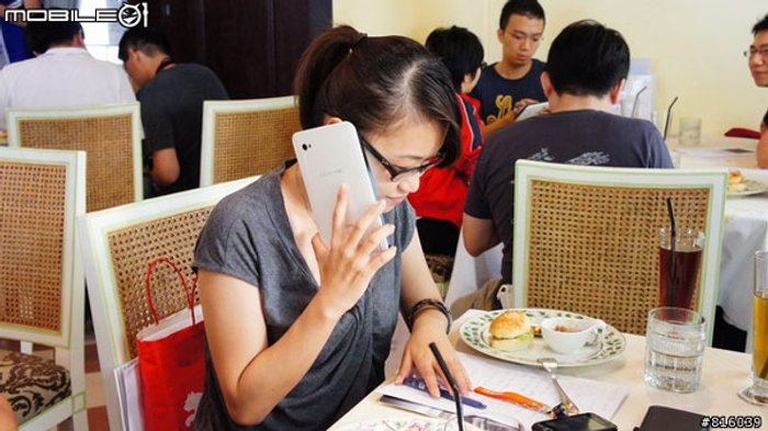 Samsung Galaxy Tab ใช้คุยโทรศัพท์ด้วยการ แนบหู เหมือน มือถือ ทั่วไปได้หรือไม่?