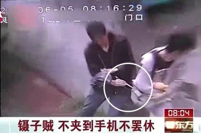หัวขโมยใช้ตะเกียบสอย"มือถือ"เนียนสุดๆ
