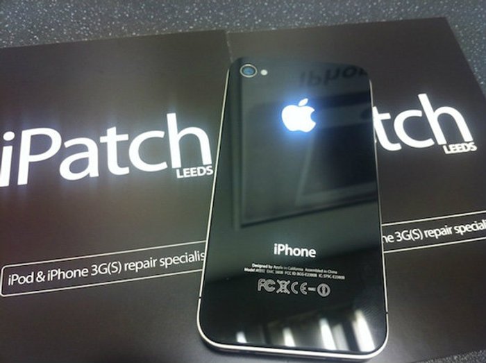 เปลี่ยนโลโก้ Apple หลัง iPhone 4 ให้เรืองแสงได้กันดีกว่า!