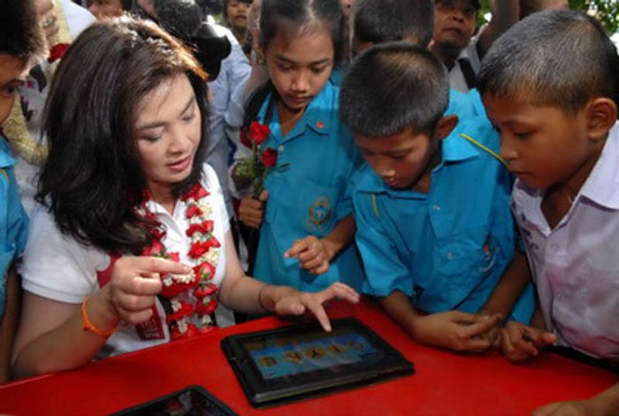 รัฐบาลยิ่งลักษณ์ ผุดไอเดียใหม่ แจกแท็บเล็ต นักเรียน กศน.