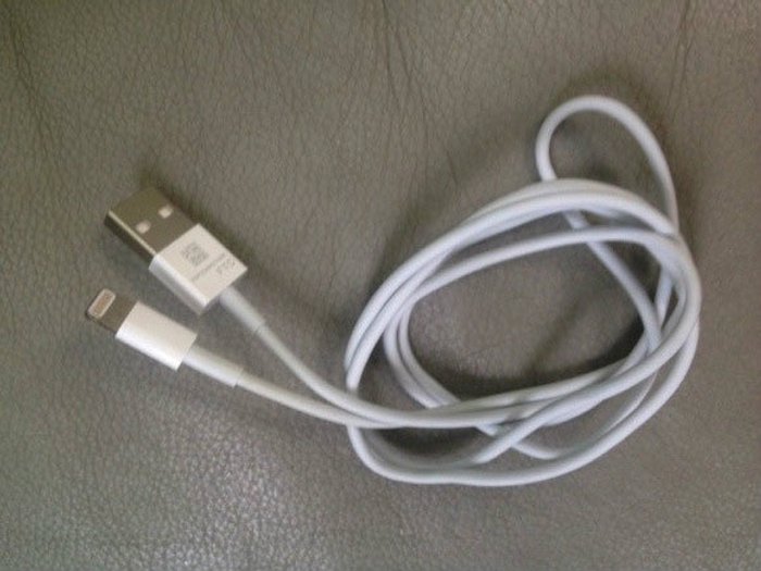 หลุดภาพสาย USB แบบใหม่ ยืนยัน Dock connector บน ไอโฟน 5 (iPhone 5) เล็กลงจริง
