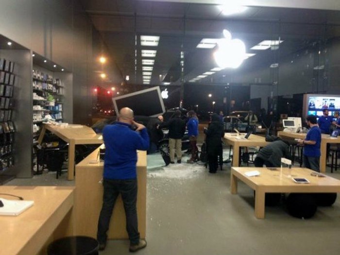 ปู่มะกันขับรถพุ่งชนร้าน Apple Stor พังกระจาย